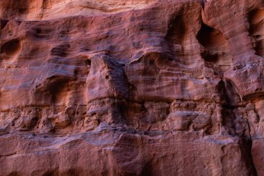 Wadi Rum, Ürdün, 17 Mart 2019: Wadi Rum kaya oluşumları ve çöldeki dağlar. Wadi Rum (Ay Vadisi) Ürdün 'ün güneyinde, Arap Çölü' nün batı kıyısında yer alır..