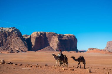 Amman, Ürdün, 17 Mart 2019: Wadi Rum (Ay Vadisi) Ürdün 'ün en güneyinde, Arap çölünün batı kıyısında yüksek bir platoda yer almaktadır..