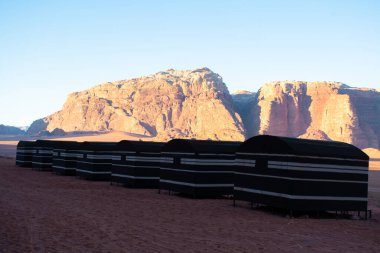 Amman, Ürdün, 17 Mart 2019: Wadi Rum (Ay Vadisi) Ürdün 'ün en güneyinde, Arap çölünün batı kıyısında yüksek bir platoda yer almaktadır..
