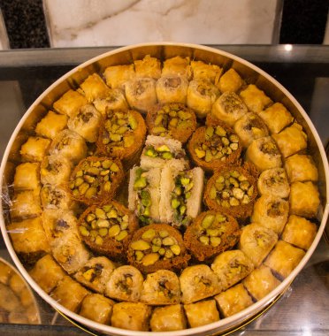 Vitrindeki tepside geleneksel Türk tatlıları, baklava, yemek festivali sırasında tatlı tatlı tatlı tatlılar, sokak yemekleri spesiyalleri