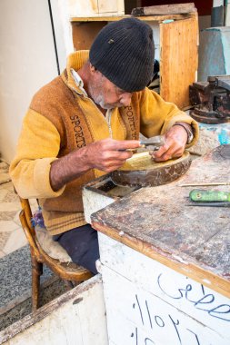 Kahire, Mısır, 24 Aralık 2018: Kahire sokaklarına altın işlemeli insan levhası
