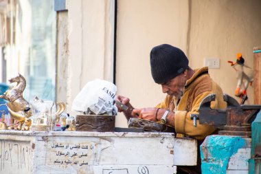 Kahire, Mısır, 24 Aralık 2018: Kahire sokaklarına altın işlemeli insan levhası