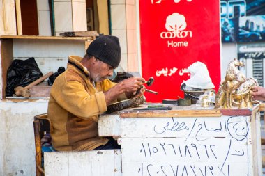 Kahire, Mısır, 24 Aralık 2018: Kahire sokaklarına altın işlemeli insan levhası