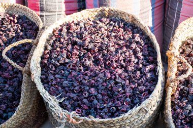 Markette bitkiler ve baharatlar. Değişik tat ve renk çeşitleri ve karışımı