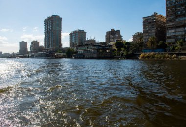 Kahire, Mısır, 24 Aralık 2018: Kahire nehir gezisi Nil kıyısındaki ofis binalarının manzarası
