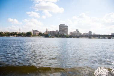 Kahire, Mısır, 24 Aralık 2018: Kahire nehir gezisi Nil kıyısındaki ofis binalarının manzarası