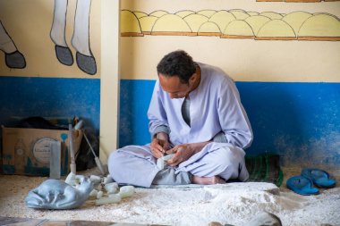 Hurghada, Mısır, 24 Aralık 2018: Taş hediyelik eşya veya Mısır dükkanında çalışan ve heykel yapan erkekler