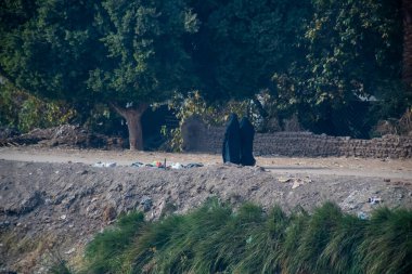 Aswan, Mısır, 24 Aralık 2018: Mısır 'da Nil nehri boyunca günlük yaşam. Fakir insanlar günlük hayatlarını yaşıyorlar.