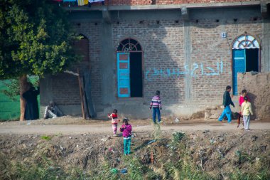 Aswan, Mısır, 24 Aralık 2018: Mısır 'da Nil nehri boyunca günlük yaşam. Fakir insanlar günlük hayatlarını yaşıyorlar.