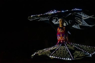 Kahire, Mısır, 24 Aralık 2018: El Tannoura Folklor Topluluğu 'nun dönen dervişi, Kahire, Mısır