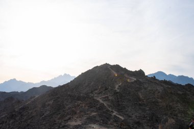 Kahire, Mısır, 24 Aralık 2018: Mısır 'da çöl yardımı, otantik bir Bedevi kampının yanında.