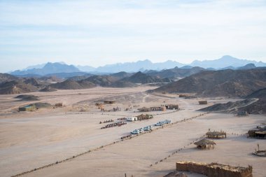 Kahire, Mısır, 24 Aralık 2018: Mısır 'da çöl yardımı, otantik bir Bedevi kampının yanında.
