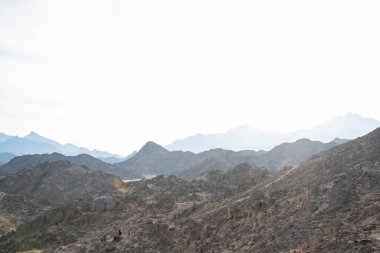 Kahire, Mısır, 24 Aralık 2018: Mısır 'da çöl yardımı, otantik bir Bedevi kampının yanında.