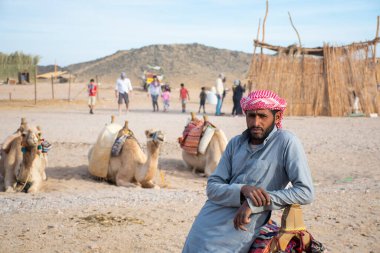 Kahire, Mısır, 24 Aralık 2018: Çölün ortasında Bedevi kampı