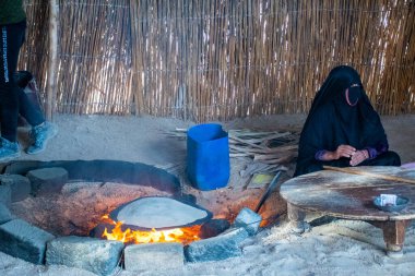 Kahire, Mısır, 24 Aralık 2018: Çölün ortasında Bedevi kampı