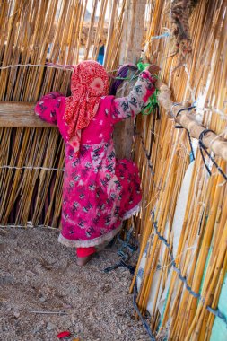 Kahire, Mısır, 24 Aralık 2018: Çölün ortasında bir Bedevi kampında küçük fakir kız. Zorlu yoksulluk yaşam tarzı