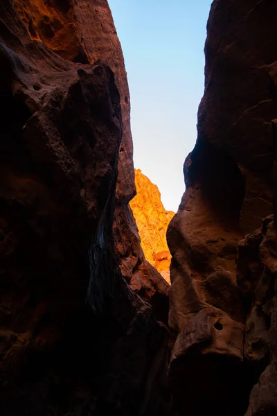 ワディ ヨルダン 2019年3月17日 砂漠のワディ ラム岩の形成と山 ワディ 月の谷 はヨルダンのはるか南 アラビア砂漠の西端に位置する — ストック写真