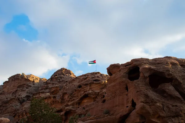 Ammán Jordánsko Března 2019 Jordánská Vlajka Horských Skalách Petra — Stock fotografie