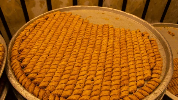 Лоток Вітрині Турецьким Традиційним Десертом Баклавою Солодкими Медовими Пустелями Катаїф — стокове фото