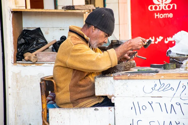 Kahire, Mısır, 24 Aralık 2018: Kahire sokaklarına altın işlemeli insan levhası