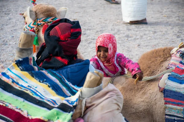 Cairo Egipto Diciembre 2018 Niña Pobre Campamento Beduino Medio Del — Foto de Stock