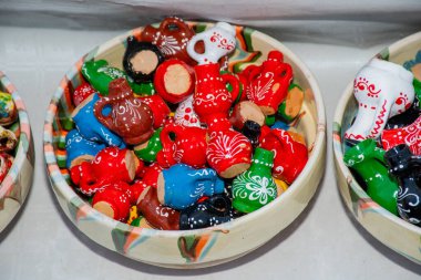 Bükreş, Romanya, 25 Aralık 2019: Köy Müzesi 'nde geleneksel Rumen çömlekleri satılıyor 