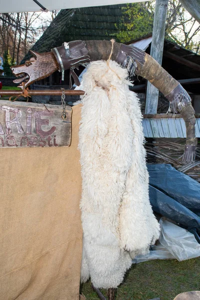 传统乡村博览会期间 罗马尼亚牧羊人的传统羊皮外套 — 图库照片