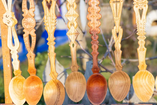Dřevěné Vyřezávané Lžíce Visící Rumunském Tradičním Trhu — Stock fotografie