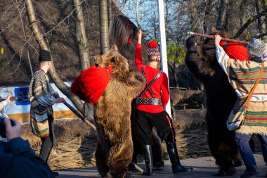 Bükreş, Romanya, 25 Aralık 2019: Balkanlar 'da Noel geleneği festivali, Romen dansçılar ve geleneksel çingene kıyafetleri içindeki aktörler, dans eden ayı gösterisi 
