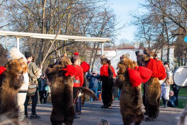 Bükreş, Romanya, 25 Aralık 2019: Balkanlar 'da Noel geleneği festivali, Romen dansçılar ve geleneksel çingene kıyafetleri içindeki aktörler, dans eden ayı gösterisi 