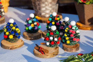 Geleneksel Noel süslemeleri, fuarda satılık el sanatları..