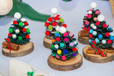 Geleneksel Noel süslemeleri, fuarda satılık el sanatları..