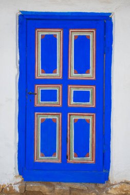 Geleneksel Rumen mavi kırsal ev kapısı, özellikle ülkenin Dobrogea bölgesindeki binalara özel.