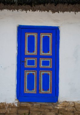 Geleneksel Rumen mavi kırsal ev kapısı, özellikle ülkenin Dobrogea bölgesindeki binalara özel.