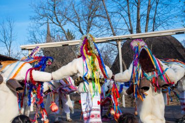 Bükreş, Romanya, 25 Aralık 2019: Balkanlar 'da Noel geleneği festivali, Romen dansçılar ve geleneksel ve çingene kıyafeti giymiş oyuncular