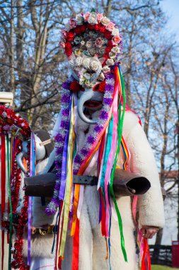 Bükreş, Romanya, 25 Aralık 2019: Balkanlar 'da Noel geleneği festivali, Romen dansçılar ve geleneksel ve çingene kıyafeti giymiş oyuncular