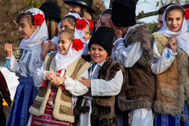 Bükreş, Romanya, 25 Aralık 2019: Balkanlar 'da Noel geleneği festivali, Romen dansçılar ve geleneksel ve çingene kıyafeti giymiş oyuncular