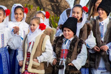 Bükreş, Romanya, 25 Aralık 2019: Balkanlar 'da Noel geleneği festivali, Romen dansçılar ve geleneksel ve çingene kıyafeti giymiş oyuncular