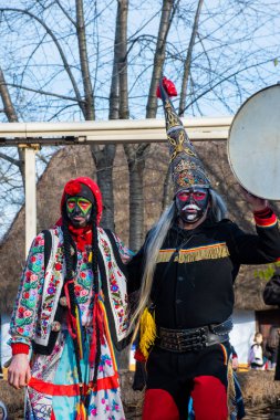 Bükreş, Romanya, 25 Aralık 2019: Balkanlar 'da Noel geleneği festivali, Romen dansçılar ve geleneksel ve çingene kıyafeti giymiş oyuncular
