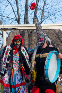 Bükreş, Romanya, 25 Aralık 2019: Balkanlar 'da Noel geleneği festivali, Romen dansçılar ve geleneksel ve çingene kıyafeti giymiş oyuncular