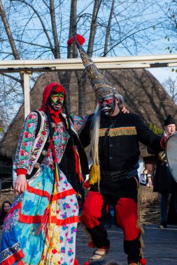 Bükreş, Romanya, 25 Aralık 2019: Balkanlar 'da Noel geleneği festivali, Romen dansçılar ve geleneksel ve çingene kıyafeti giymiş oyuncular