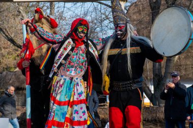 Bükreş, Romanya, 25 Aralık 2019: Balkanlar 'da Noel geleneği festivali, Romen dansçılar ve geleneksel ve çingene kıyafeti giymiş oyuncular