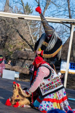 Bükreş, Romanya, 25 Aralık 2019: Balkanlar 'da Noel geleneği festivali, Romen dansçılar ve geleneksel ve çingene kıyafeti giymiş oyuncular