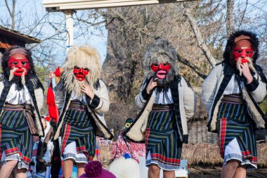 Bükreş, Romanya, 25 Aralık 2019: Balkanlar 'da Noel geleneği festivali, Romen dansçılar ve geleneksel ve çingene kıyafeti giymiş oyuncular