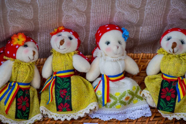 罗马尼亚传统手工制作的圣诞装饰品 小老鼠穿着正宗的衣服在集市上大减价 — 图库照片