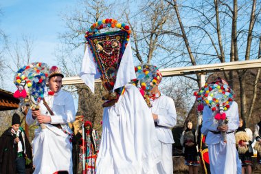 Bükreş, Romanya, 25 Aralık 2019: Balkanlar 'da Noel geleneği festivali, Romen dansçılar ve geleneksel ve çingene kıyafeti giymiş oyuncular