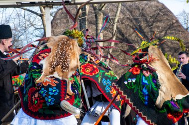 Bükreş, Romanya, 25 Aralık 2019: Balkanlar 'da Noel geleneği festivali, Romen dansçılar ve geleneksel ve çingene kıyafeti giymiş oyuncular