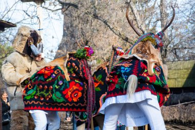 Bükreş, Romanya, 25 Aralık 2019: Balkanlar 'da Noel geleneği festivali, Romen dansçılar ve geleneksel ve çingene kıyafeti giymiş oyuncular