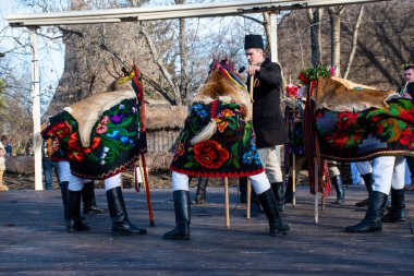 Bükreş, Romanya, 25 Aralık 2019: Balkanlar 'da Noel geleneği festivali, Romen dansçılar ve geleneksel ve çingene kıyafeti giymiş oyuncular