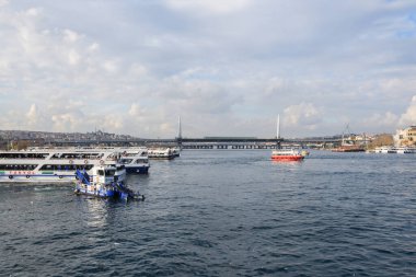 İstanbul, Türkiye, 20.12.2019: İstanbul ufuk çizgisi, liman ve balıkçılar Galata Köprüsü 'nde avlanıyor